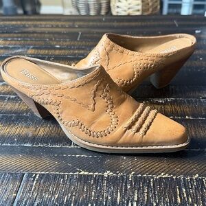 Vintage Bass Tan Western Slip-on Clogs
Lacing Detail Stacked Heel